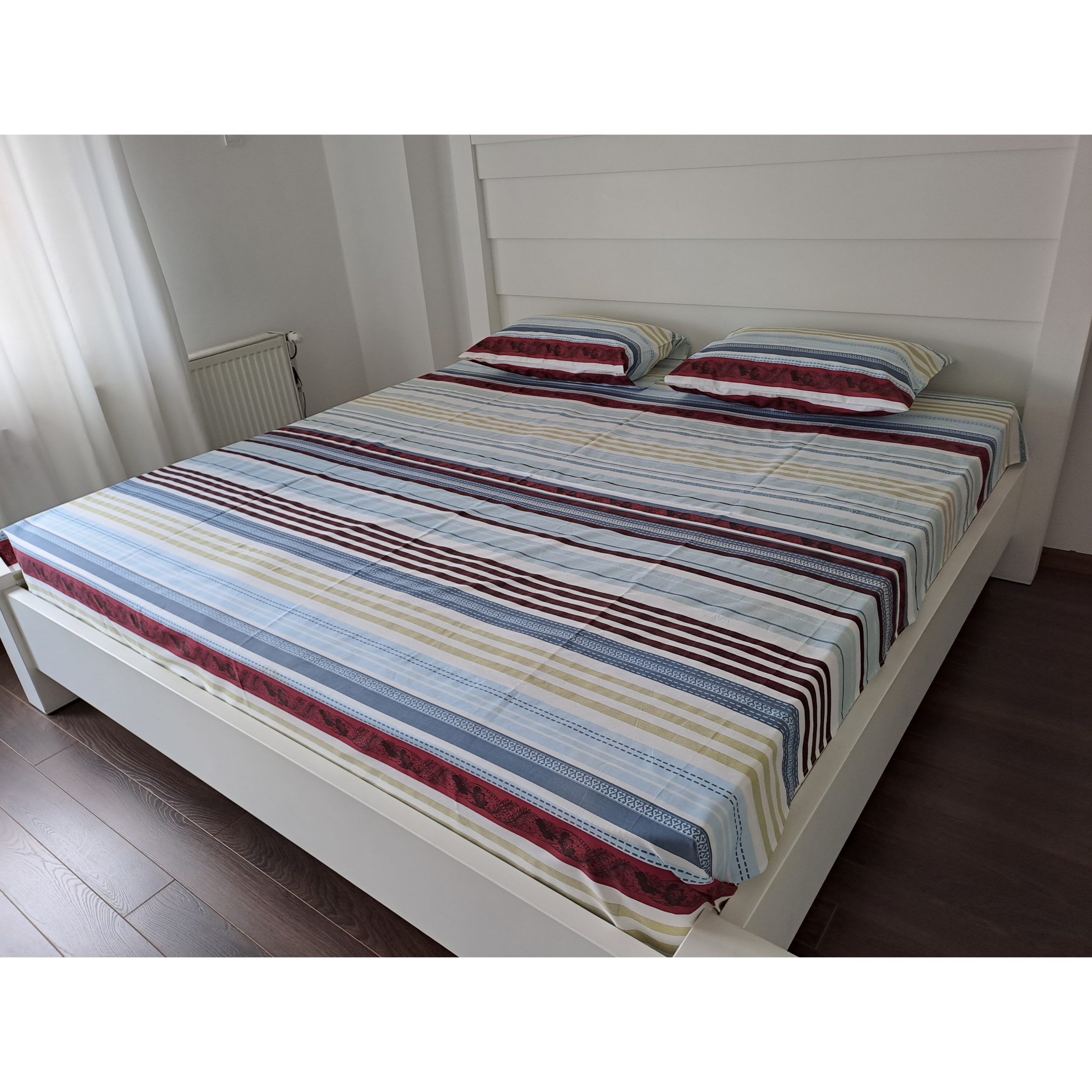 puplin-prekrivac-pamuk-francuski-i-singl-lezaj-crvene-linije-scaled-1